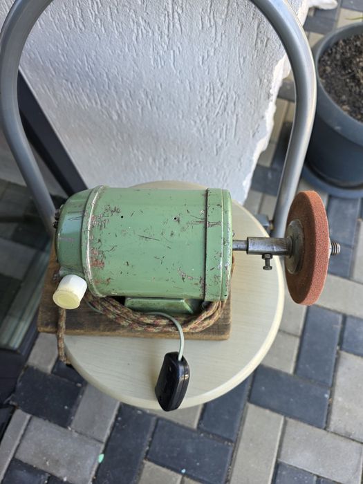 Urgent  Obiecte vechi casetofon , polizor,lanterna, robot, etc