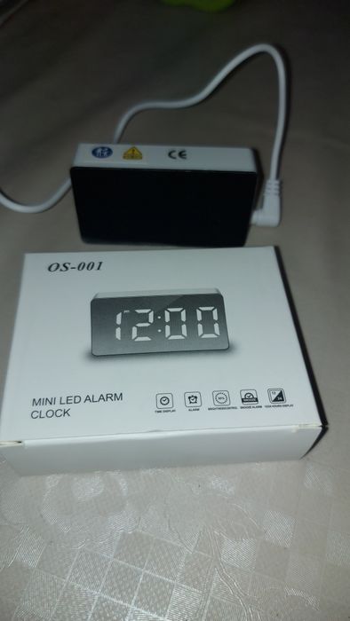 Vand mini clock cu alarma și termometru