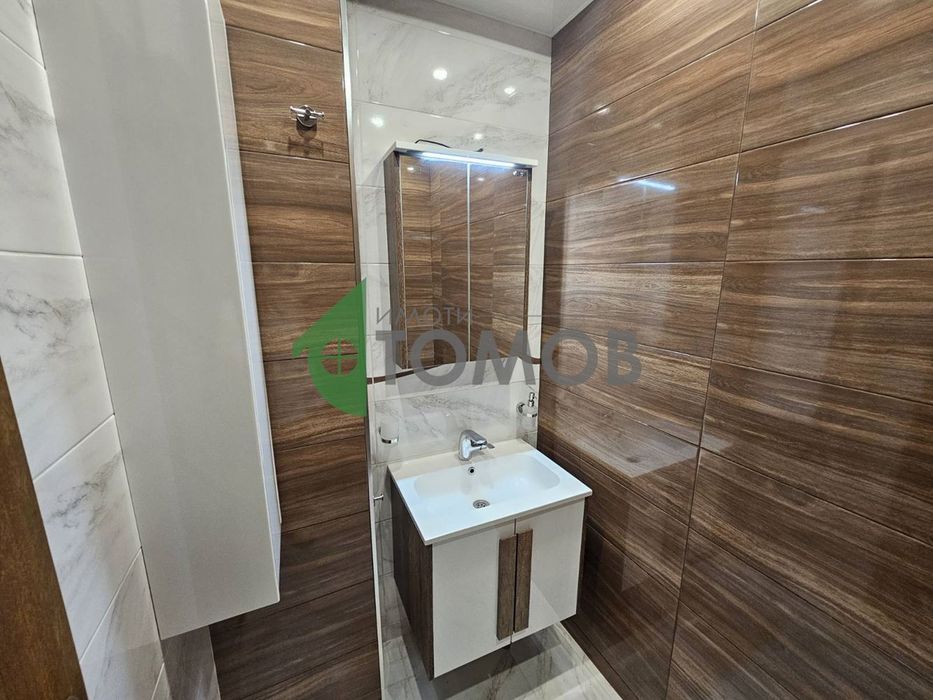 Луксозно обзаведен тристаен апартамент в Топ Център