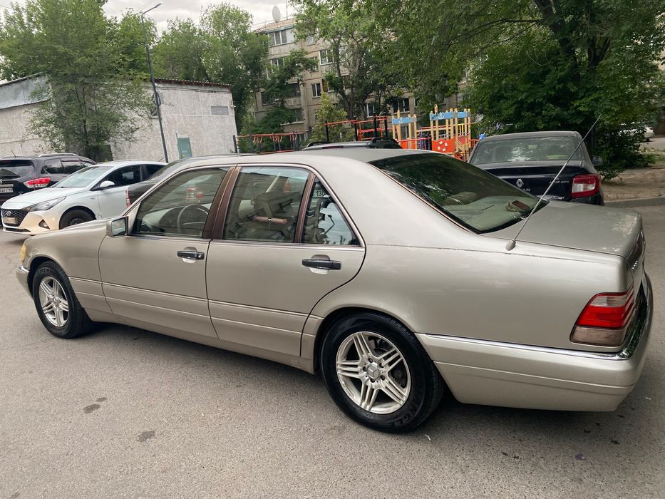 Машина Mercedes 140