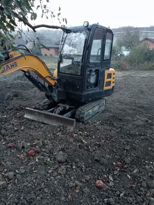 De vanzare excavator 2.2  tone