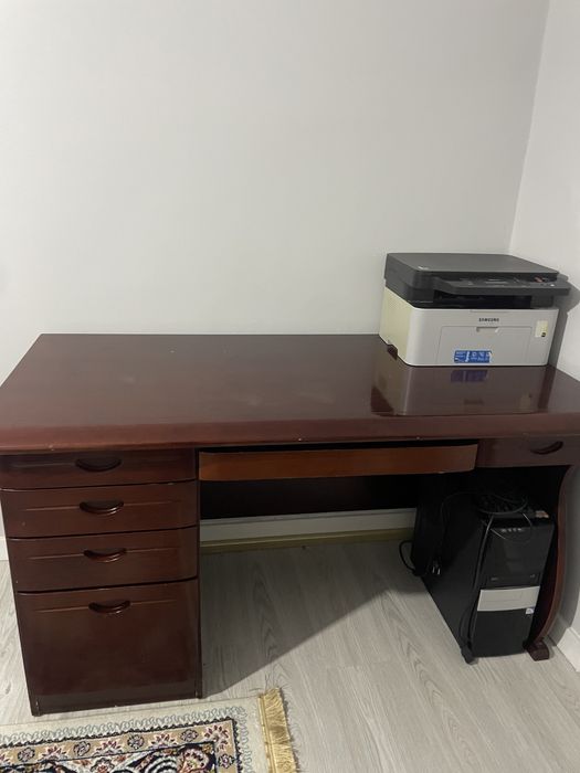 Стол и шкаф в рабочем состояний