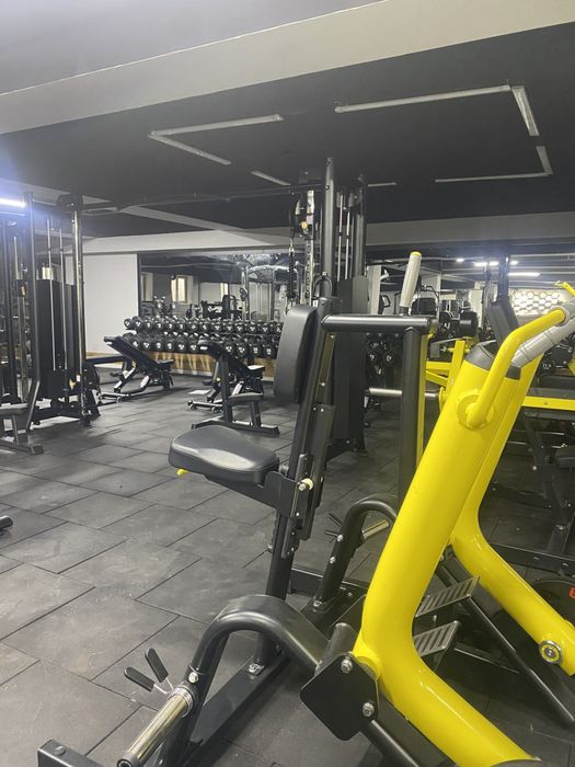 Sport zali uchun rezina plitka