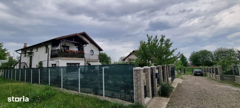 Casa cu etaj pretabila 2 familii in oras