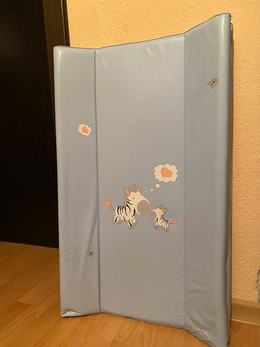 Твърда подложка за повиване + подарък