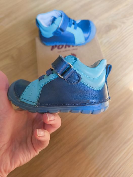Продавам  детски кожени обувки Ponki