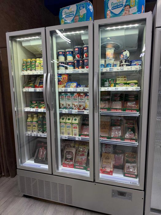 Vitrină frigorifică cu 3 uși tip lacăte