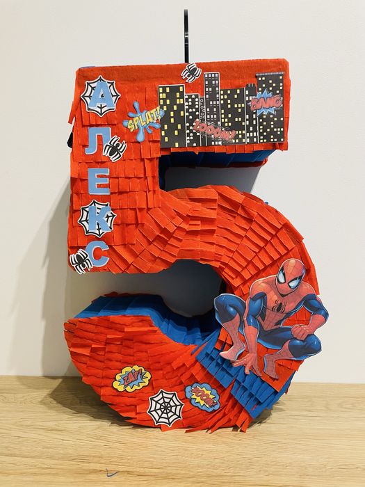 Пинята с любим герой под формата на цифра