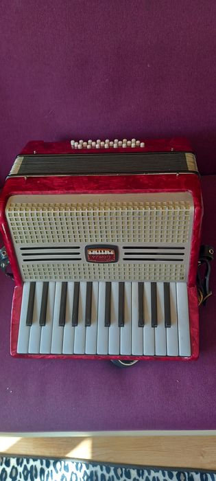 Vând acordeon Timiș cu 24 de basi