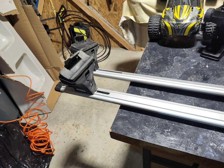 Bare transversale Thule universale aluminiu