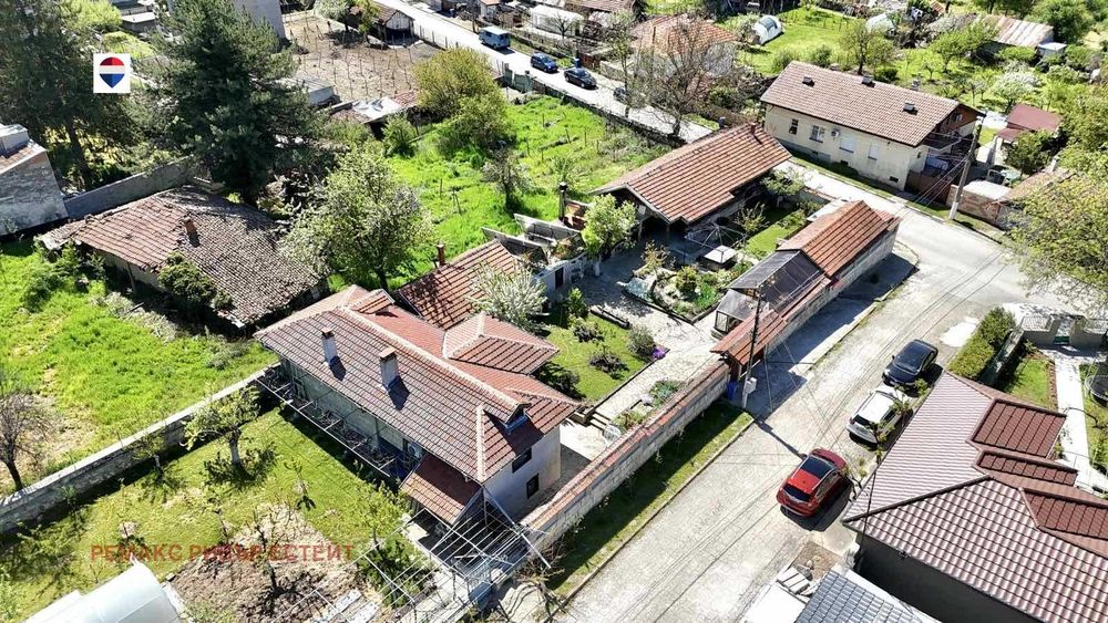 Къща на два етажа за продажба в с. Красен