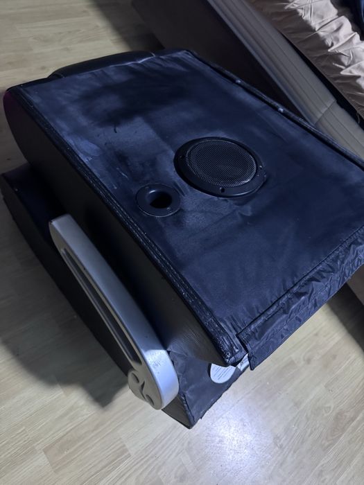 Scaun gaming X Rocker cu boxe integrate – stare bună