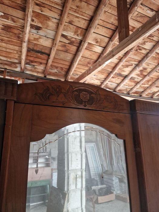 Масивен стар гардероб