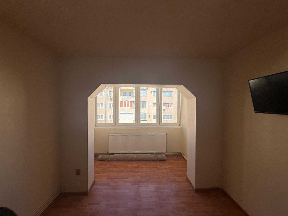 Apartament de vanzare in Hateg - 2 camere, decomandat, spatios, cu garaj, zona buna.