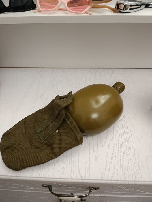 Армейская фляшка и котелок