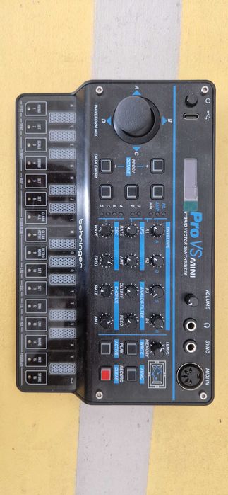 Behringer Pro-VS Mini - Sintetizator - Synth