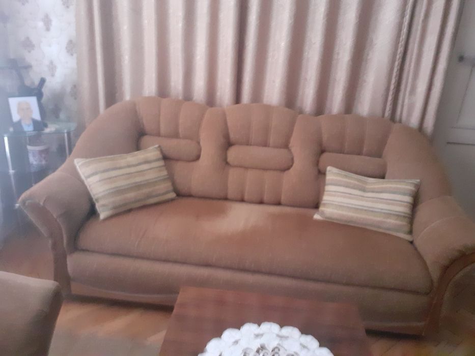 Продавам диван с фотьойл и табуретки. Запазено и в отлично състояние.