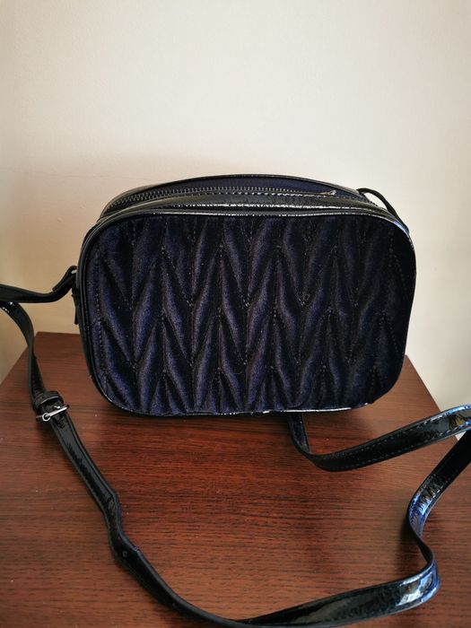 Малка черна чанта