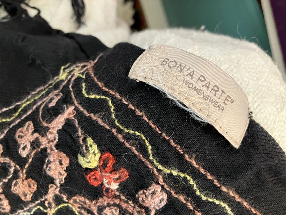 Шал с бродирани цветя