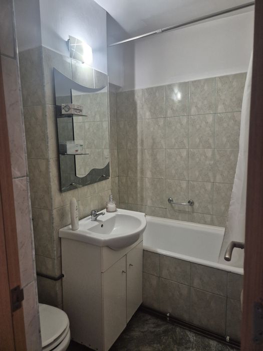 Inchiriez apartament 2 camere, foarte spatios, zona centrala, Pucioasa ,