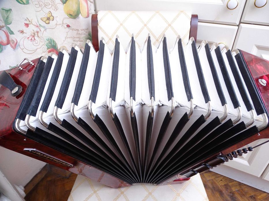 Перфектен акордеон Велтмайстер Серино 60 баса НОВ.