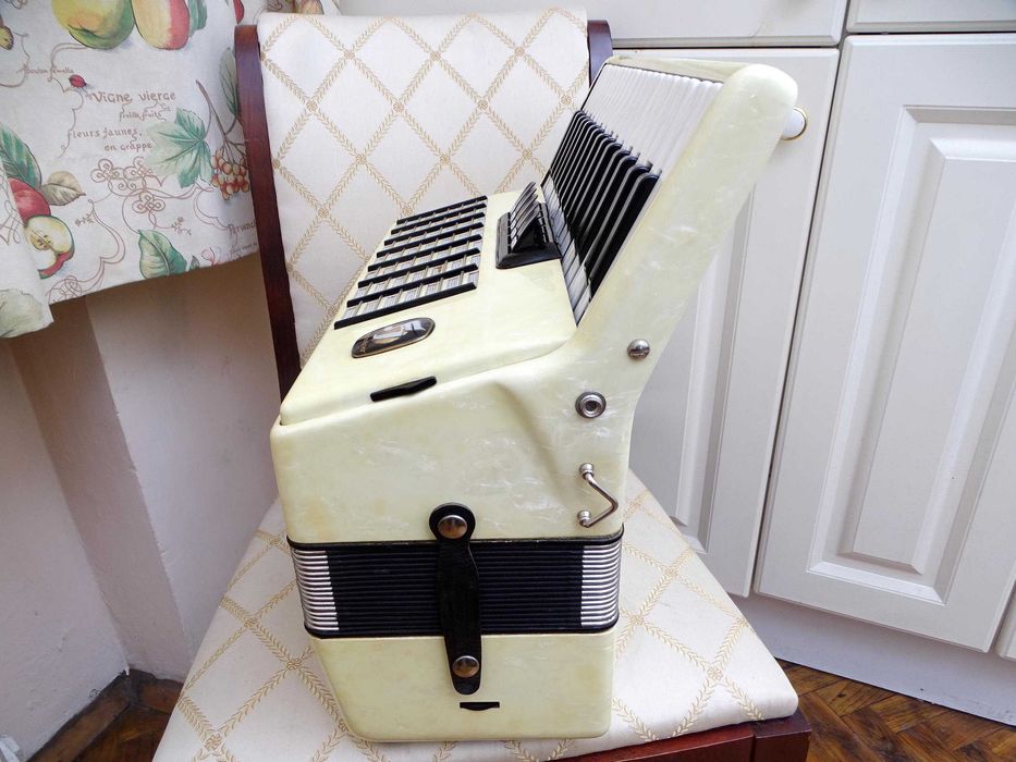 Отличен акордеон Велтмайстер Стела 60 баса