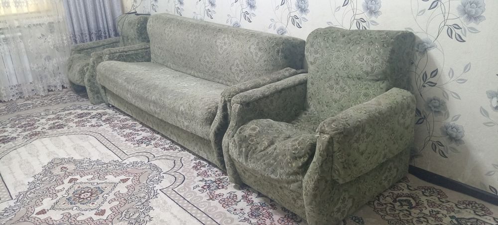 Продаётся б/у диван с креслами.