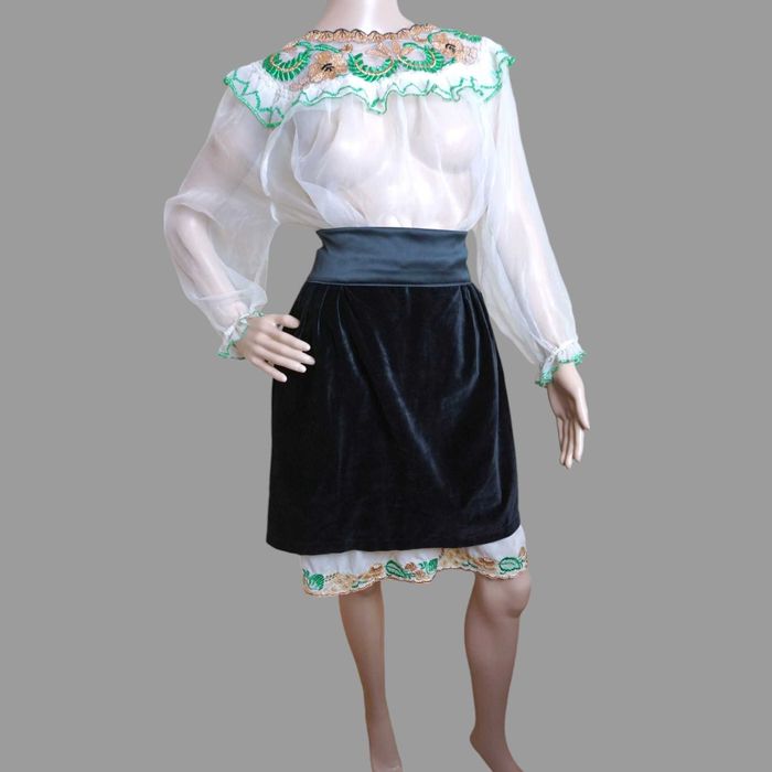 Costum popular vechi pe voal din Banat , M