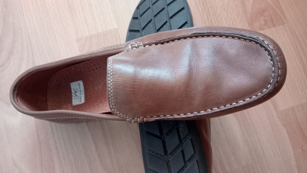 Mocasini din piele naturala.