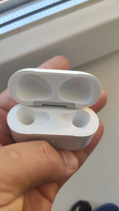 Продам оригинал кейс от airpods 3