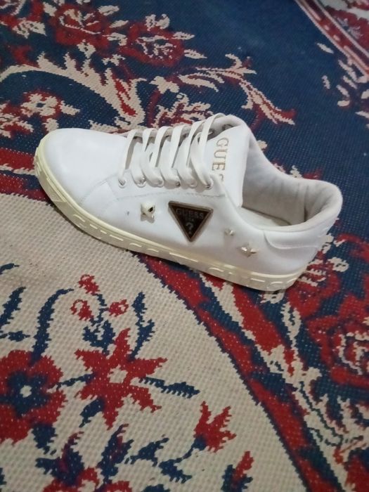 Vând adidași Guess