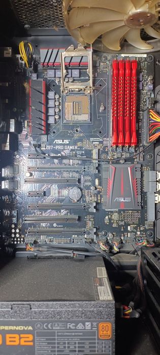 Vând unitate PC pentru piese