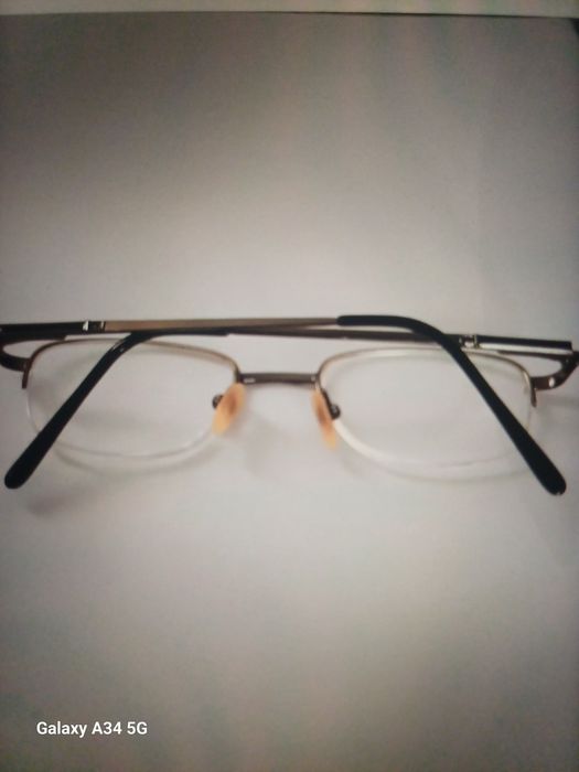 Rame de ochelari pe fir.