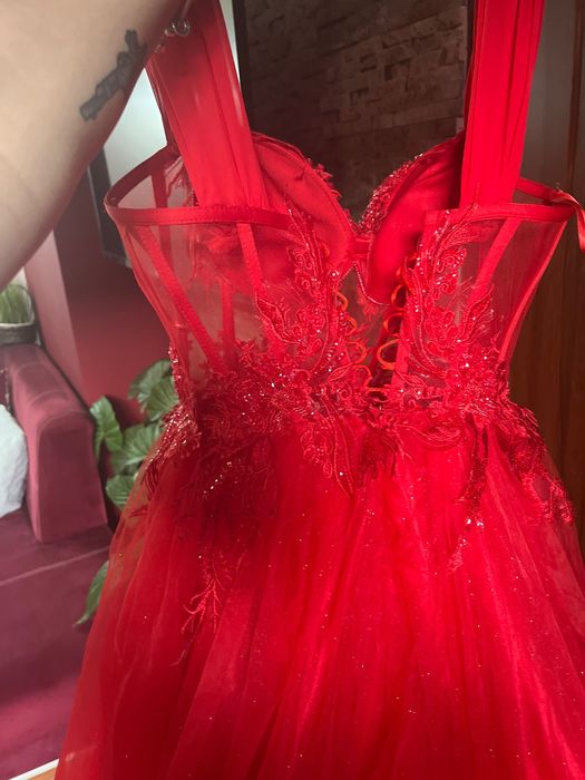 Бална рокля тип обръч