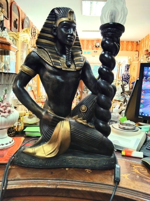 Красива лампа Фараон!