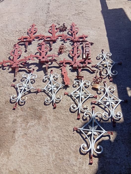 Vand balamale vechi(epocă/istorice) pentru porti