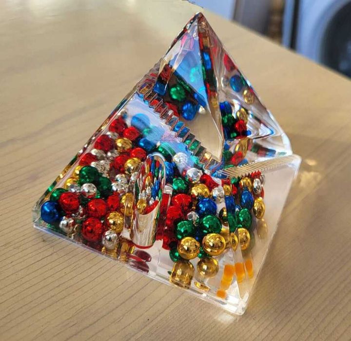 Продавам красив декоративен трапец за химикалки и моливи за бюро