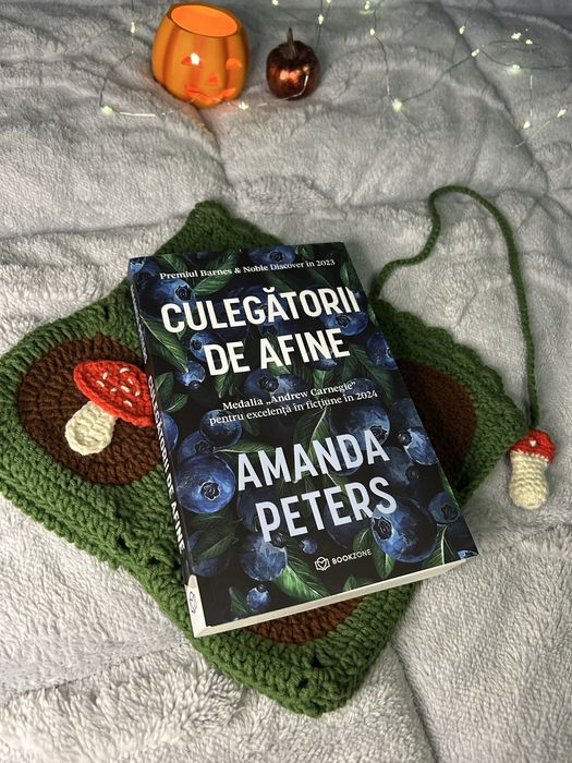 Husă croșetată manual pentru carte – model ciupercuțe