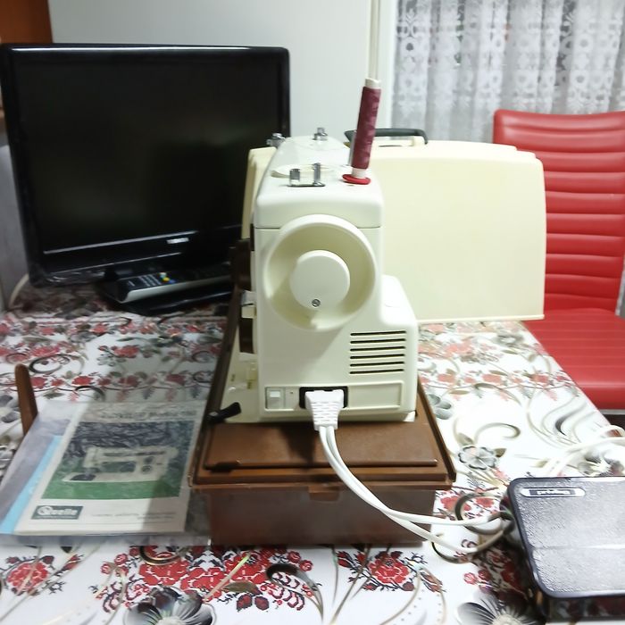 Masina de cusut PRIVILEG cu butoniera automata si multiple operatii