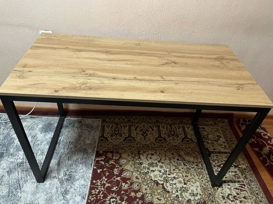 Stol, metal karkasli, yog’ochdan ishlangan