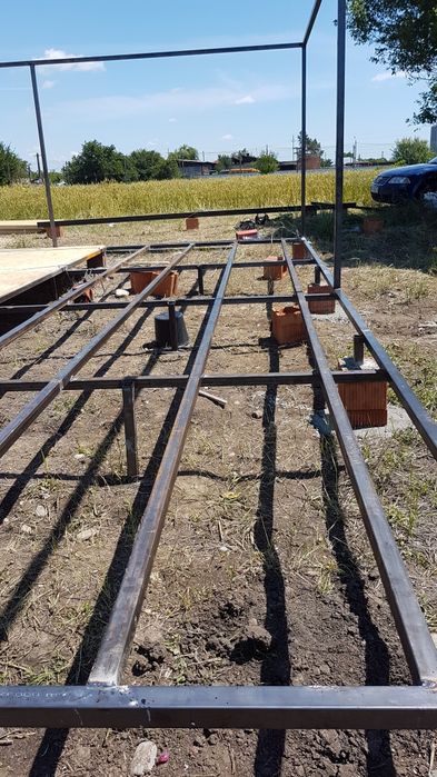 Vând case de locuit pe structură metalică învelită cu panouri sandwich