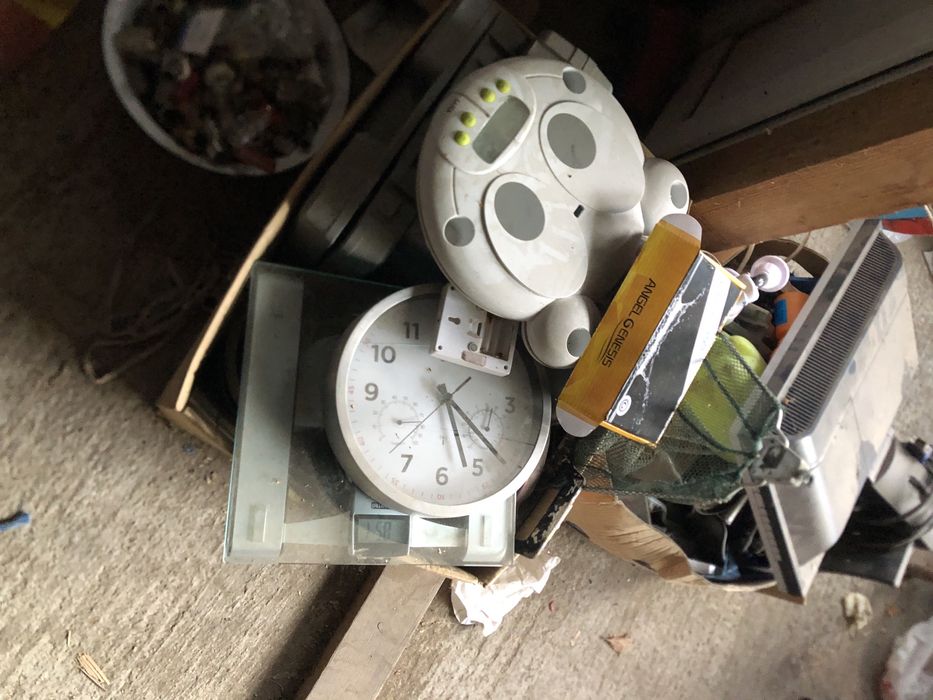 Vand diferite lucruri care nu le mai folosesc