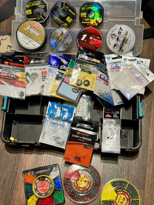 Лот от чисто нови риболовни принадлежности/въдици/макари/примамки