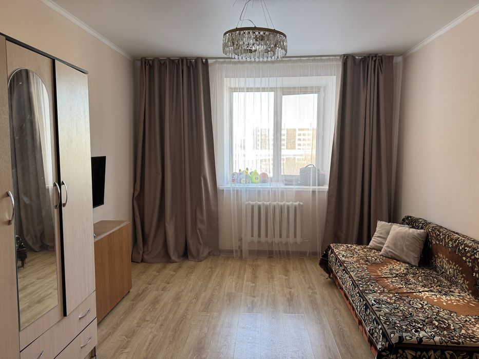 Продам квартиру на леврм берегу . Теплая в кирпичном доме распашонка