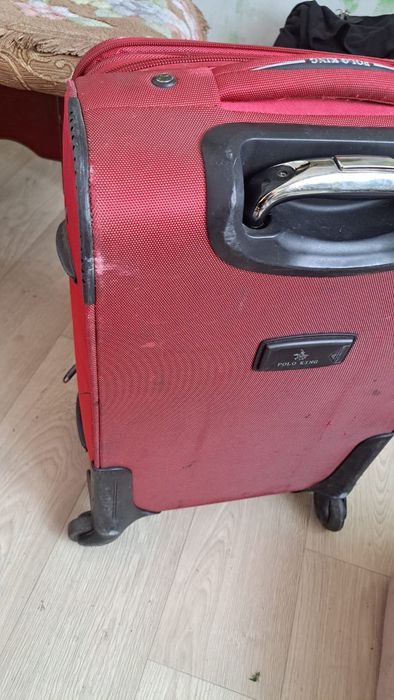 Чемодан красный цвет