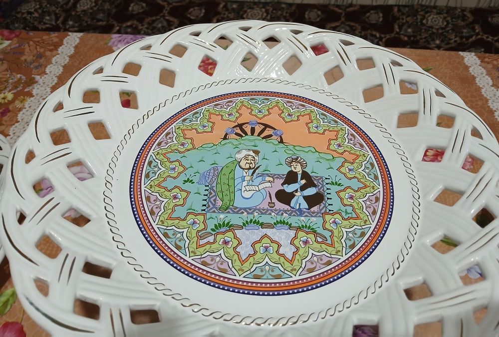 Набор вазы и тарелок с минатюрными картинками