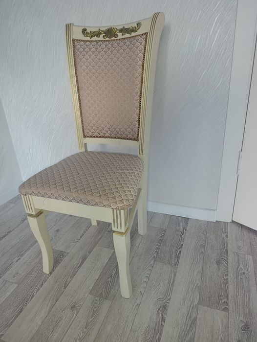 Стулья в количестве 14 штук.