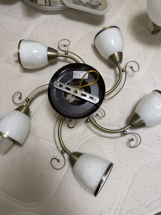 Люстры, вытяжка б/у