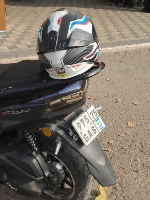 Moto shlem sotiladi
