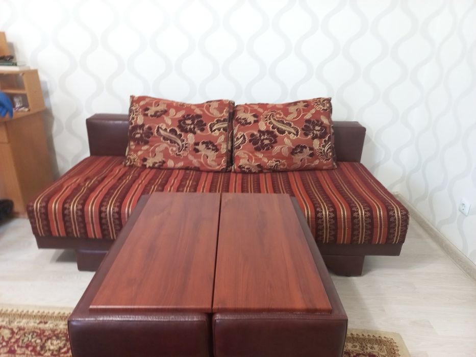 Диван с подушками и подлокотниками